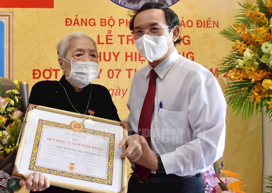 Bí thư Thành ủy TP. Hồ Chí Minh Nguyễn Văn Nên trao Huy hiệu Đảng cho đảng viên đợt 7-11-2021 (Ảnh: Đan Như).